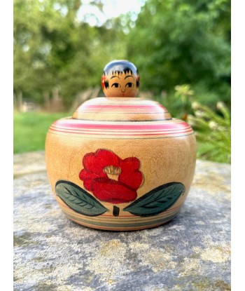 Kokeshi Traditionnelle Ejiko  de Izu Mamoru | Boite avec fleur de camélia Le MVP de beaucoup