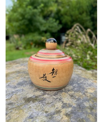 Kokeshi Traditionnelle Ejiko  de Izu Mamoru | Boite avec fleur de camélia Le MVP de beaucoup