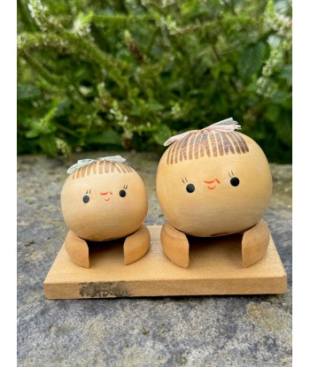 Couple de Poupées Kokeshi sur Socle | Petits noeuds Venez acheter