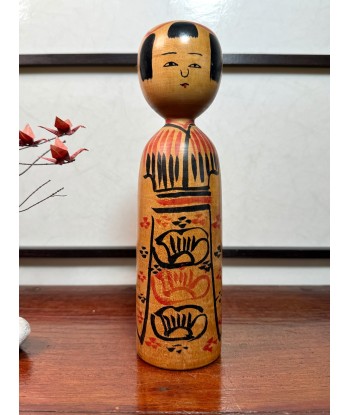 Kokeshi Traditionnelle Kijiyama de Ogura Kyutaro | Kimono fleurs de pivoine ouvre sa boutique