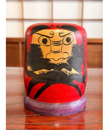 Kokeshi Daruma de Kamata Koichi sur son socle violet ouvre sa boutique