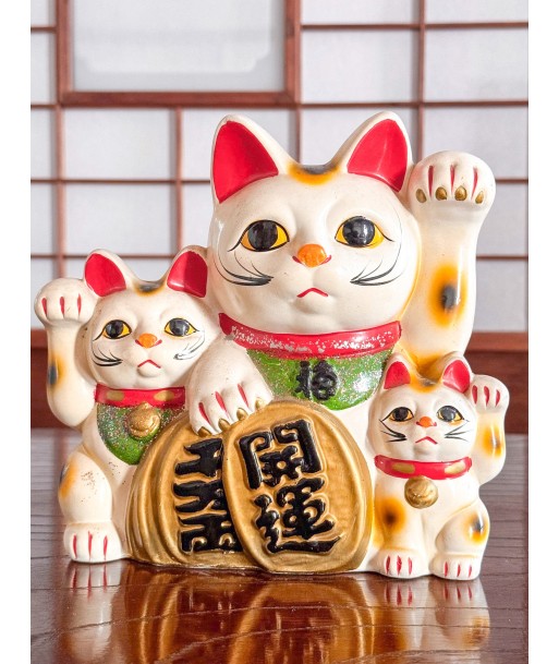 Chats Blancs en Famille - Trois Maneki Neko ouvre sa boutique