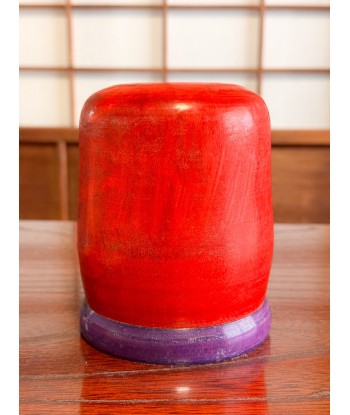 Kokeshi Daruma de Kamata Koichi sur son socle violet ouvre sa boutique