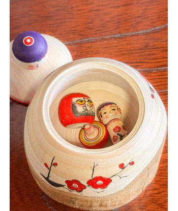 Kokeshi boîte et ses surprises cachées de Yuka Tumizuka les ctes