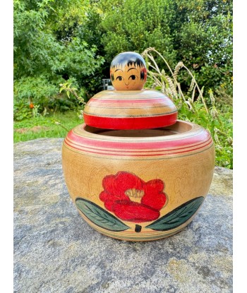 Kokeshi Traditionnelle Ejiko  de Izu Mamoru | Boite avec fleur de camélia en ligne