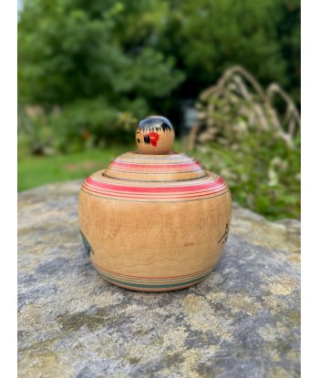 Kokeshi Traditionnelle Ejiko  de Izu Mamoru | Boite avec fleur de camélia en ligne