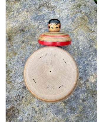 Kokeshi Traditionnelle Ejiko  de Izu Mamoru | Boite avec fleur de camélia en ligne