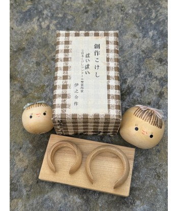 Couple de Poupées Kokeshi sur Socle | Petits noeuds en ligne des produits 