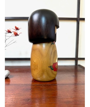 Kokeshi Créative Gumma de Usaburo | Harunouta - jeune fille aux camélias En savoir plus